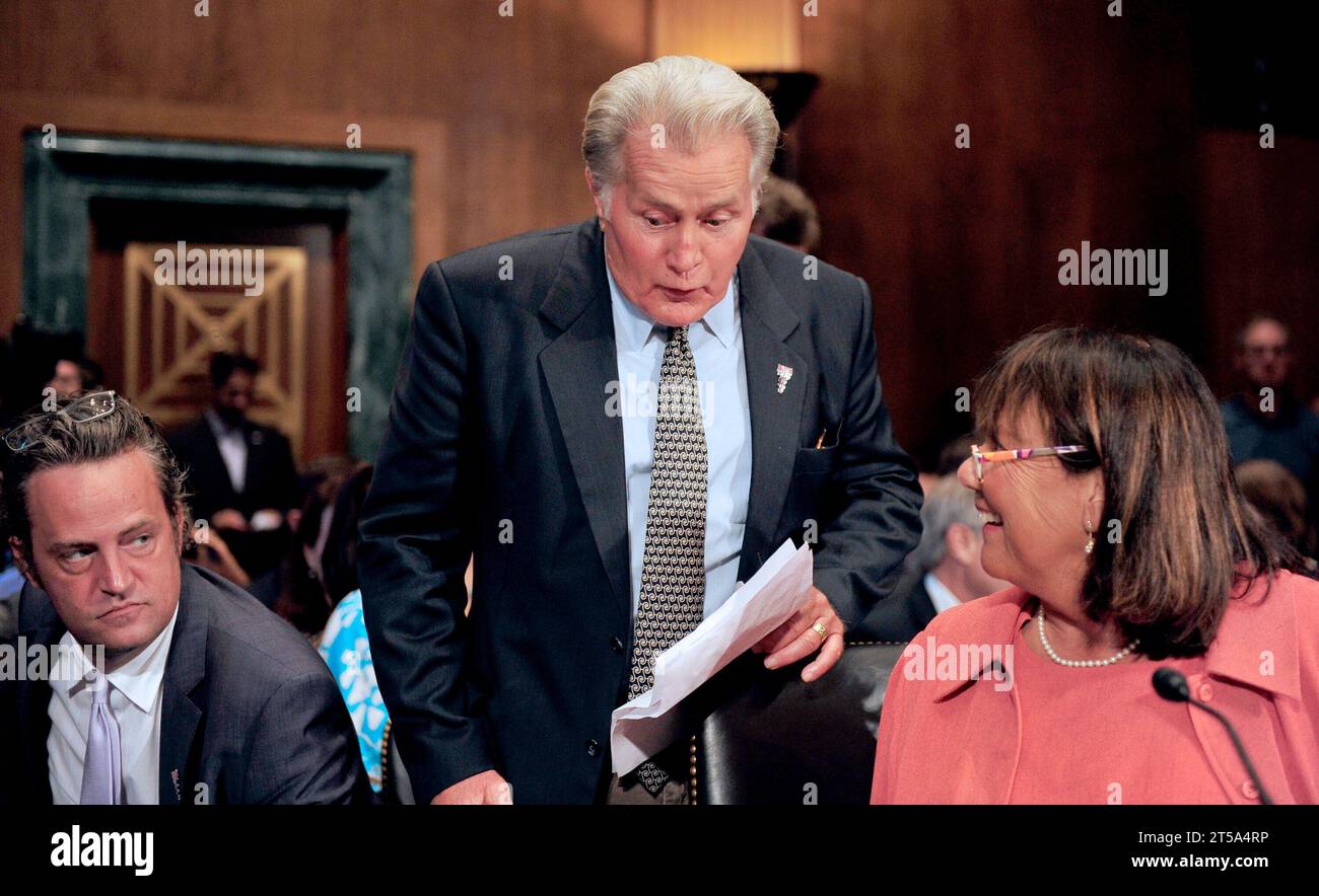 Schauspieler Martin Sheen bereitet sich darauf vor, seinen Sitz einzunehmen, um während einer Anhörung vor dem Ausschuss des US-Senats für Justiz und Justiz zum Thema "Drogen- und Veteranenbehandlungsgerichte: Suche nach kosteneffektiven Lösungen für den Schutz der öffentlichen Sicherheit und die Reduzierung von Rückfällen“ am Dienstag, den 19. Juli 2011 in Washington, DC. Von links nach rechts: Matthew Perry, Martin Sheen, Richterin Jeanne E. LaFazia.Credit: Ron Sachs/CNP Stockfoto