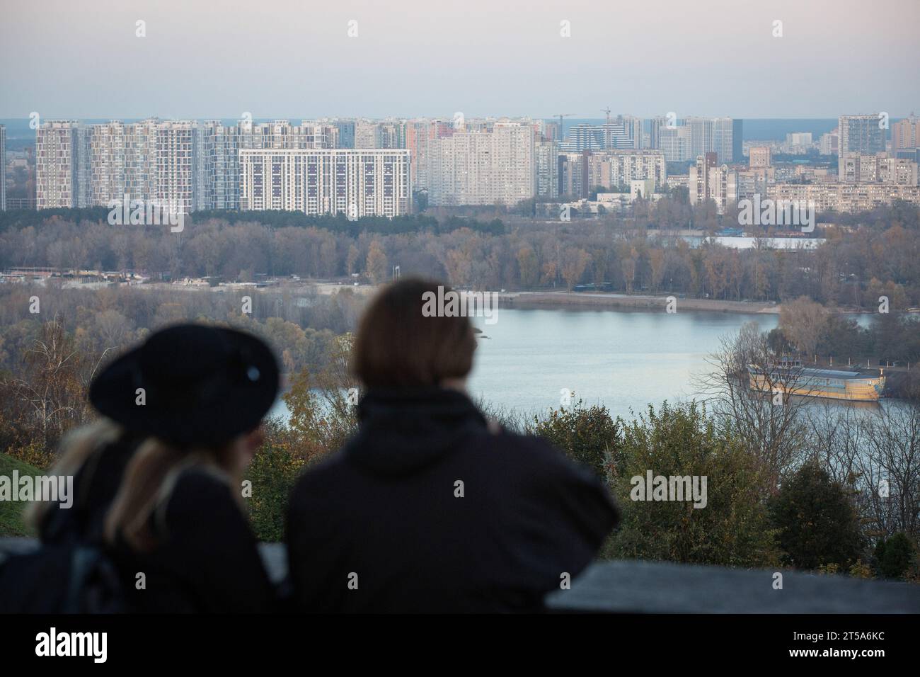 Kiew, Ukraine. November 2023. Die Leute verbringen abends Zeit in einem Park im Zentrum von Kiew. (Foto: Oleksii Chumachenko/SOPA Images/SIPA USA) Credit: SIPA USA/Alamy Live News Stockfoto