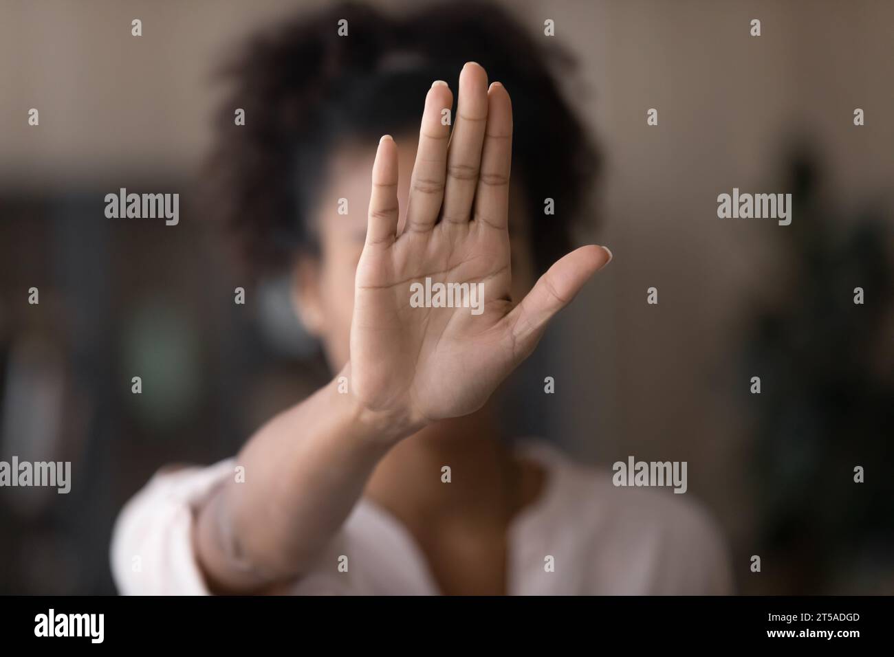 Junge afroamerikanische Frau, die Hand macht, stoppt die Verleugnung Stockfoto