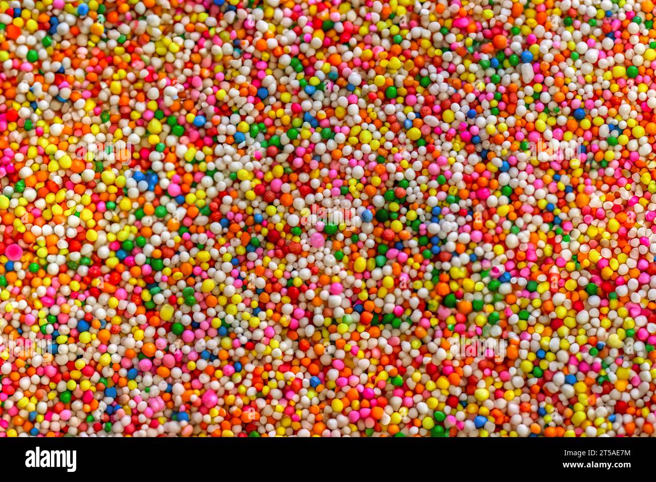 Süßwaren Zutaten Regenbogenstreusel, Texturstreusel aus mehrfarbigen Regenbogenbonbons für verschiedene Toppings Stockfoto