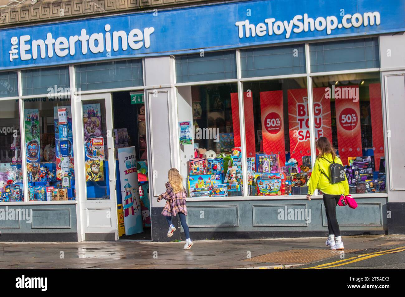 The Entertainer Ltd Der ToyShop.com unabhängige Spielwarenhändler. Geschäfte, Shopper, Shopping in Chapel Street, Southport, Großbritannien Stockfoto