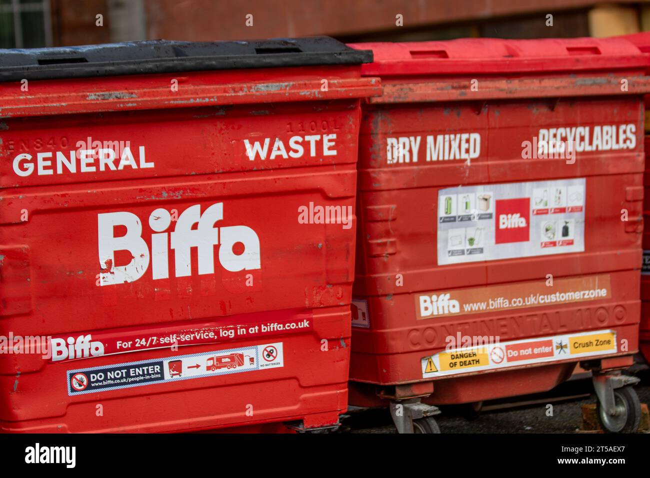 BIFFA Allgemeine Abfallbehälter, Trockenmischer, recycelbare gewerbliche Geschäftsbehälter Stockfoto