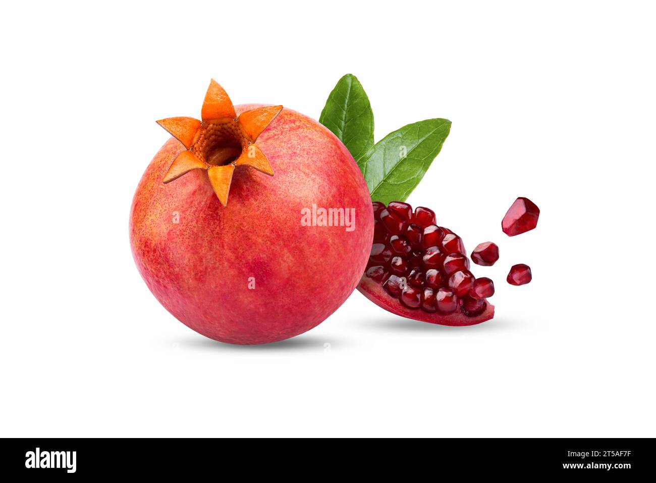 Frischer ganzer Granatapfel mit fliegenden Perlen isoliert auf weißem Hintergrund Stockfoto