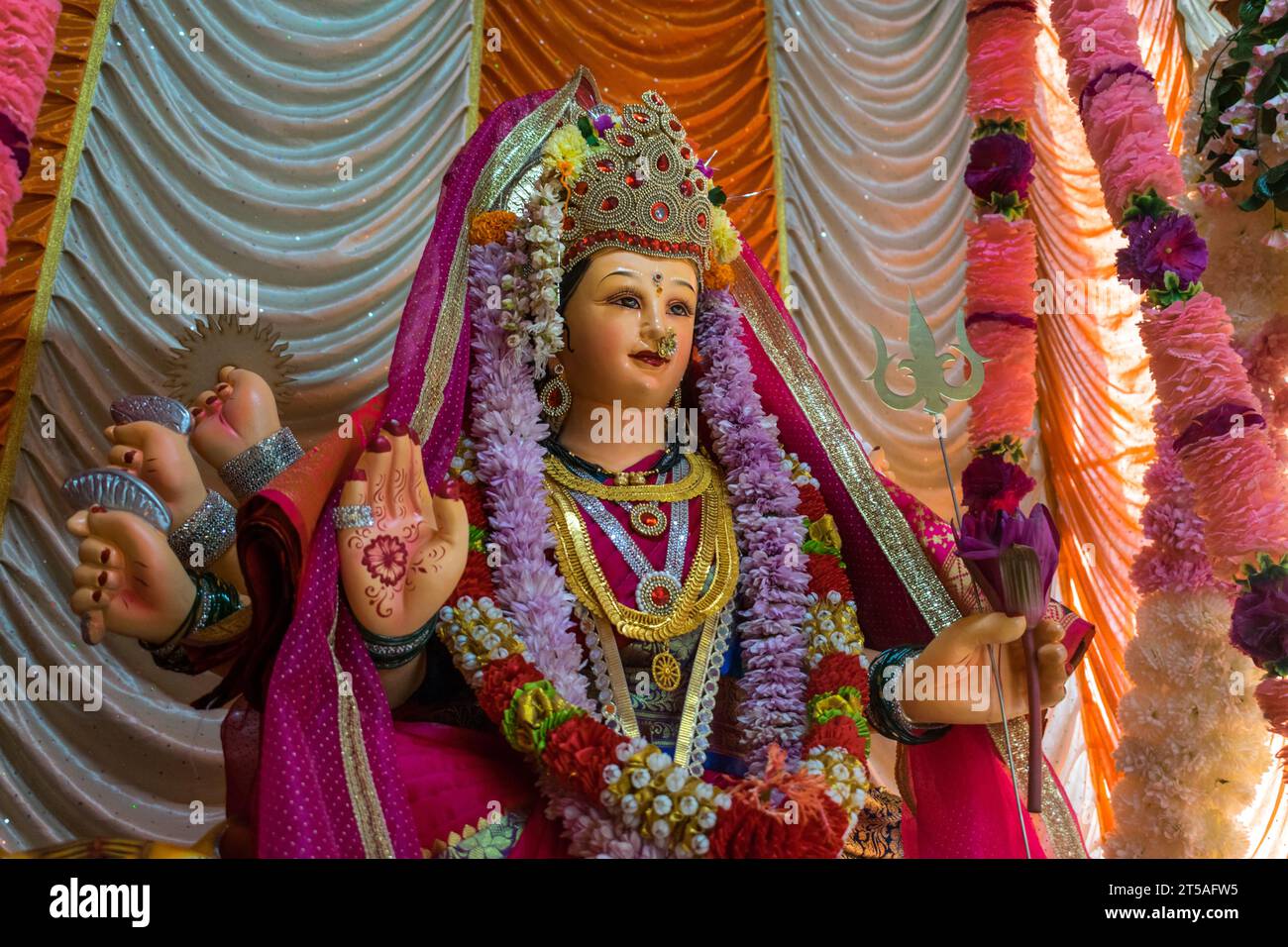 Ein wunderschönes Idol von Maa Durga, der während Navratri in Mumbai, Indien, bei einem Pandal verehrt wird Stockfoto