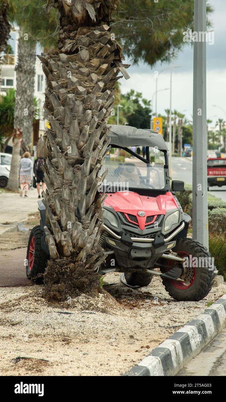 ZYPERN, PAPHOS-18 MARCH:Paphos ist eine Küstenstadt im Südwesten Zyperns und liegt an der Mittelmeerküste. Geländewagen auf der Straße 18 zu mieten Stockfoto