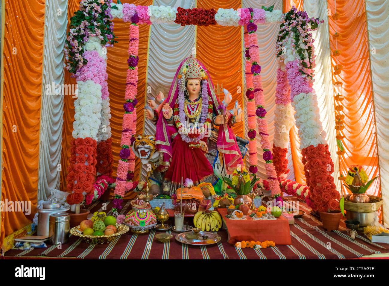 Ein wunderschönes Idol von Maa Durga, der während Navratri in Mumbai, Indien, bei einem Pandal verehrt wird Stockfoto