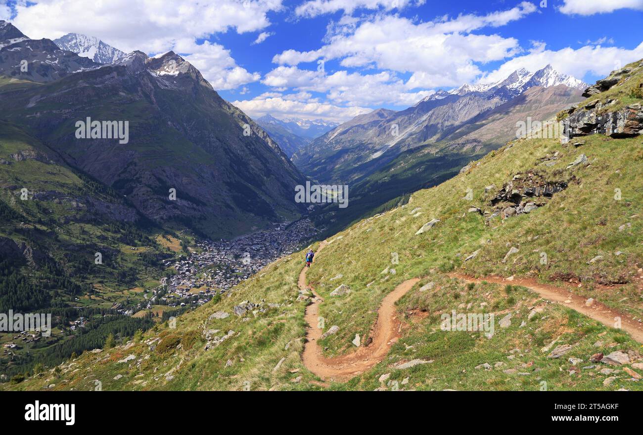 Aus der Vogelperspektive des Zermatter Stadttals berühmtes Skigebiet und Täschdorf in den schweizer alpen, Kanton Wallis, Schweiz im Sommer Stockfoto