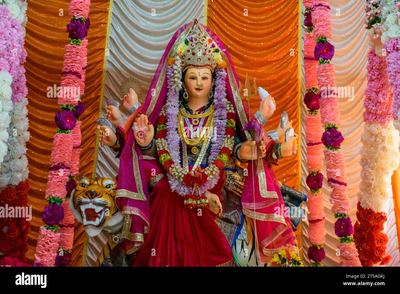 Ein wunderschönes Idol von Maa Durga, der während Navratri in Mumbai, Indien, bei einem Pandal verehrt wird Stockfoto