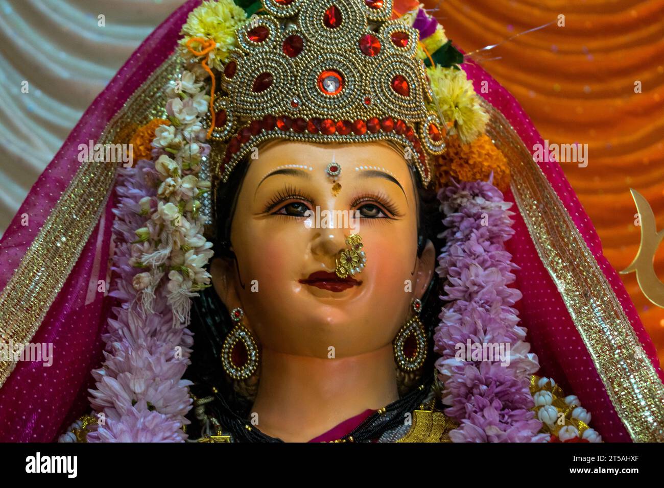 Ein wunderschönes Idol von Maa Durga, der während Navratri in Mumbai, Indien, bei einem Pandal verehrt wird Stockfoto