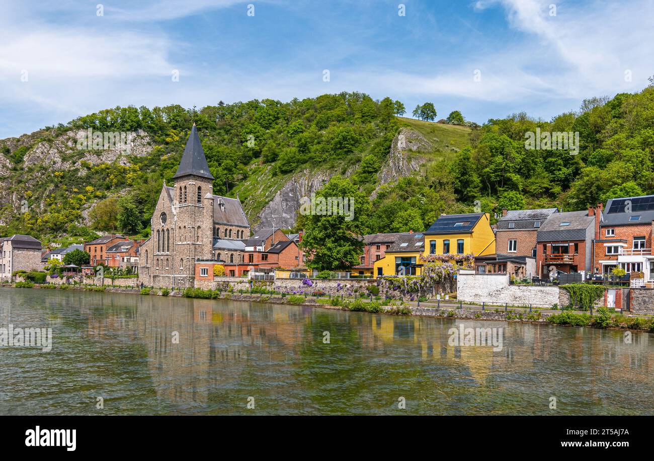 Pfarrkirche in der Nähe der Maas im Bezirk Saint Paul, Dinant in Belgien. Stockfoto