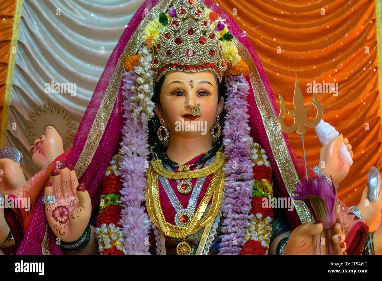 Ein wunderschönes Idol von Maa Durga, der während Navratri in Mumbai, Indien, bei einem Pandal verehrt wird Stockfoto