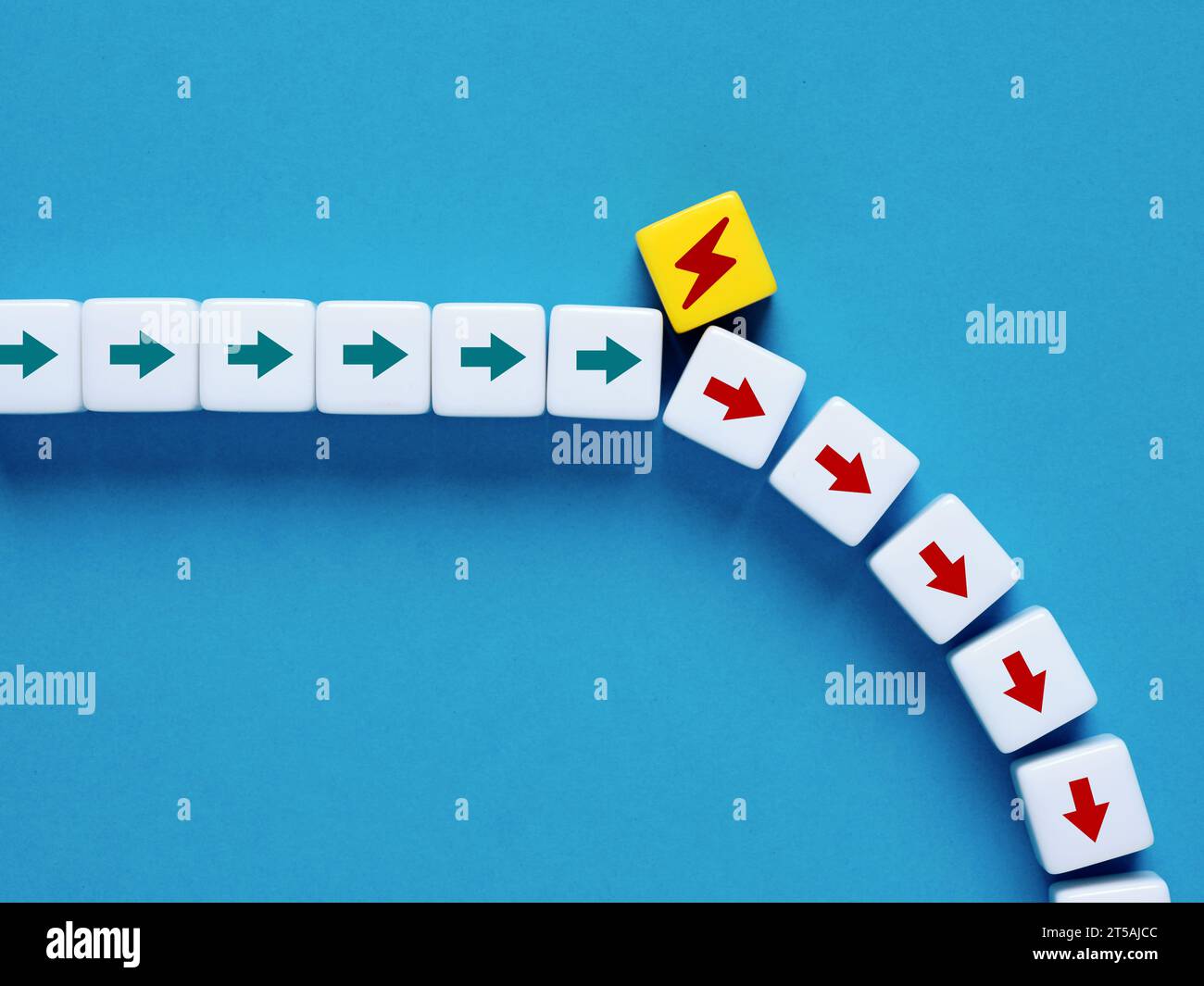 Nicht behebbares Problem und Geschäftsausfall. Krise, Konkurs und Zusammenbruch. Fortschritt ausblenden. Konsequenzen einer schlechten Entscheidung. Risikomanagement. Stockfoto