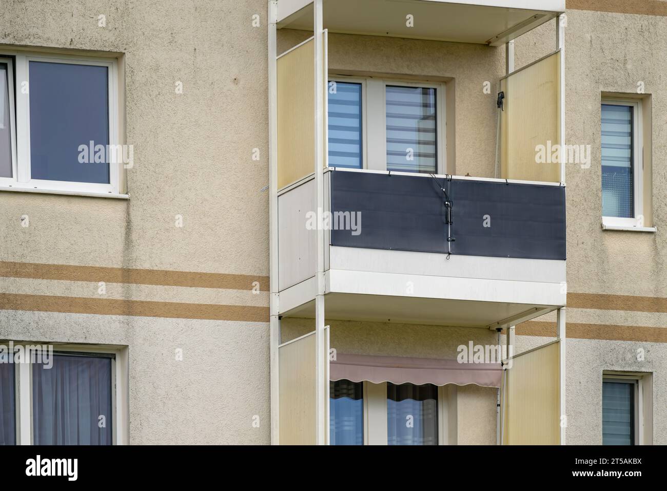 Ein Balkonkraftwerk mit flexiblen Solarpaneelen als Do-it-yourself-Variante Stockfoto