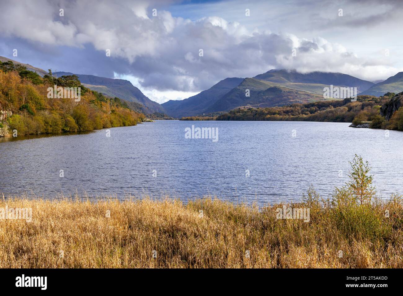 Blick auf Llyn Padarn in der Nähe von Llanberis in Gwynedd, Snowdonia National Park, Nordwales. Stockfoto