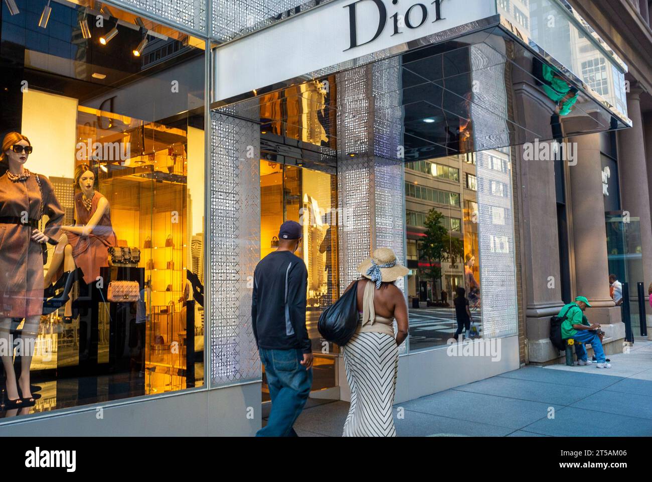 New York City, New York, USA, Straßenszenen, Menschen gehen, Fifth Avenue, Luxusboutiquen Windows Fronts, Dior Store, Schild Stockfoto