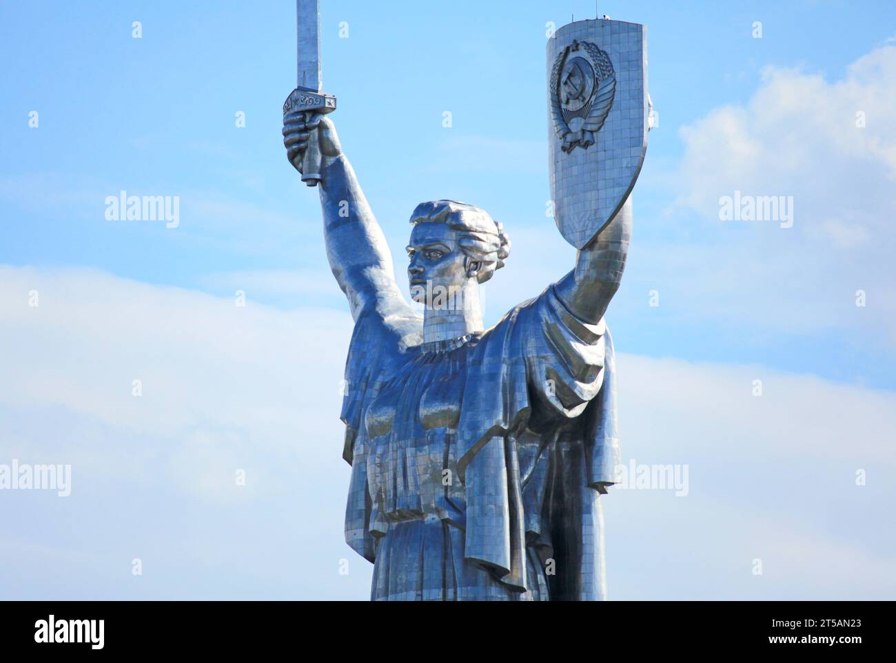 Denkmal der Frau 'Vaterland' mit Schild und Schwert in der Hand. Herausragendes Symbol Kiews des Beschützers. Mutter Mutterland Stockfoto