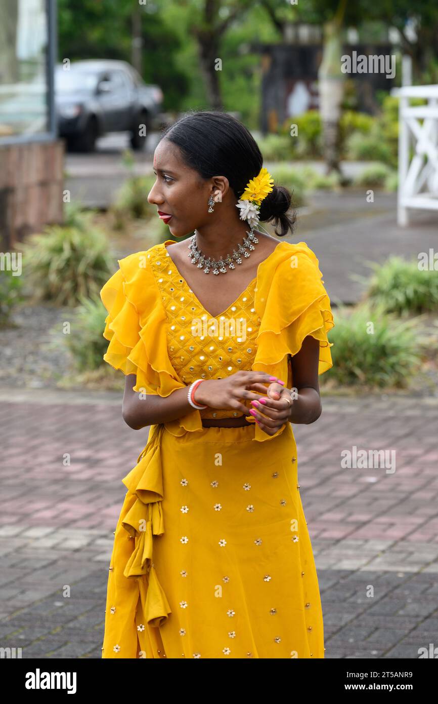 Grand Bassin, Mauritius - 22. Oktober 2023: Hindu-Frau in Safrangelb Traditional Dress im Grand Bassin Temple Stockfoto