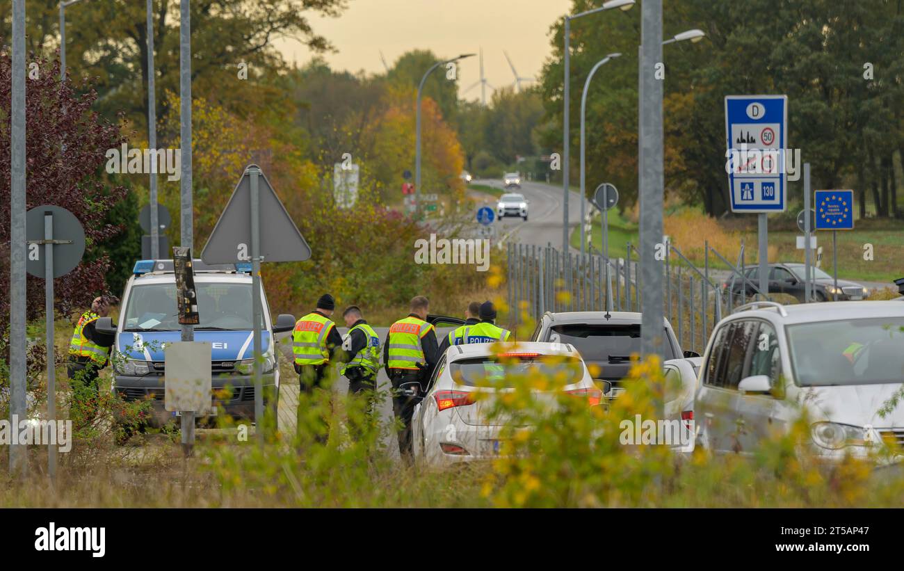 Polizeikontrolle an der polnischen Grenze zur Bekämpfung der illegalen Einwanderung Stockfoto
