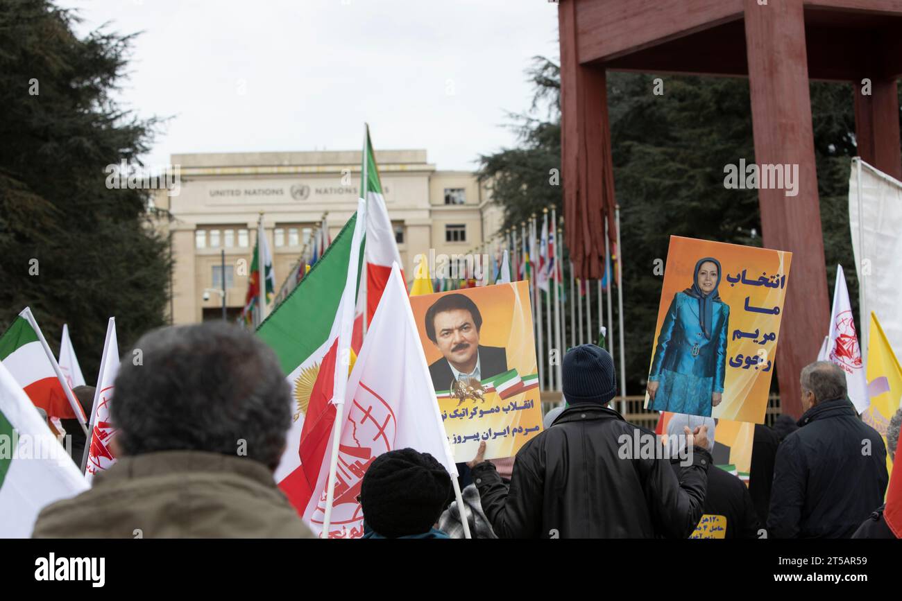 Die Demonstranten tragen Irans dreifarbige Flagge und Plakate des iranischen Widerstandschefs Massoud Rajavi (C) und des designierten Präsidenten der NCRI Maryam Rajavi, mit einer Botschaft, die das "moralische Versagen" der UNO anprangert, indem sie dem Regimegesandten während der Kundgebung die Besetzung eines UN-Postens erlaubten. Hunderte Anhänger des Nationalen Widerstandsrates des Iran (NCRI) nehmen an einer Kundgebung im Palais des Nations vor dem Europäischen Hauptquartier der Vereinten Nationen Teil, um gegen die Ernennung des iranischen Regimegesandten zum Vorsitzenden des Sozialforums des UN-Menschenrechtsrates zu protestieren. Stockfoto