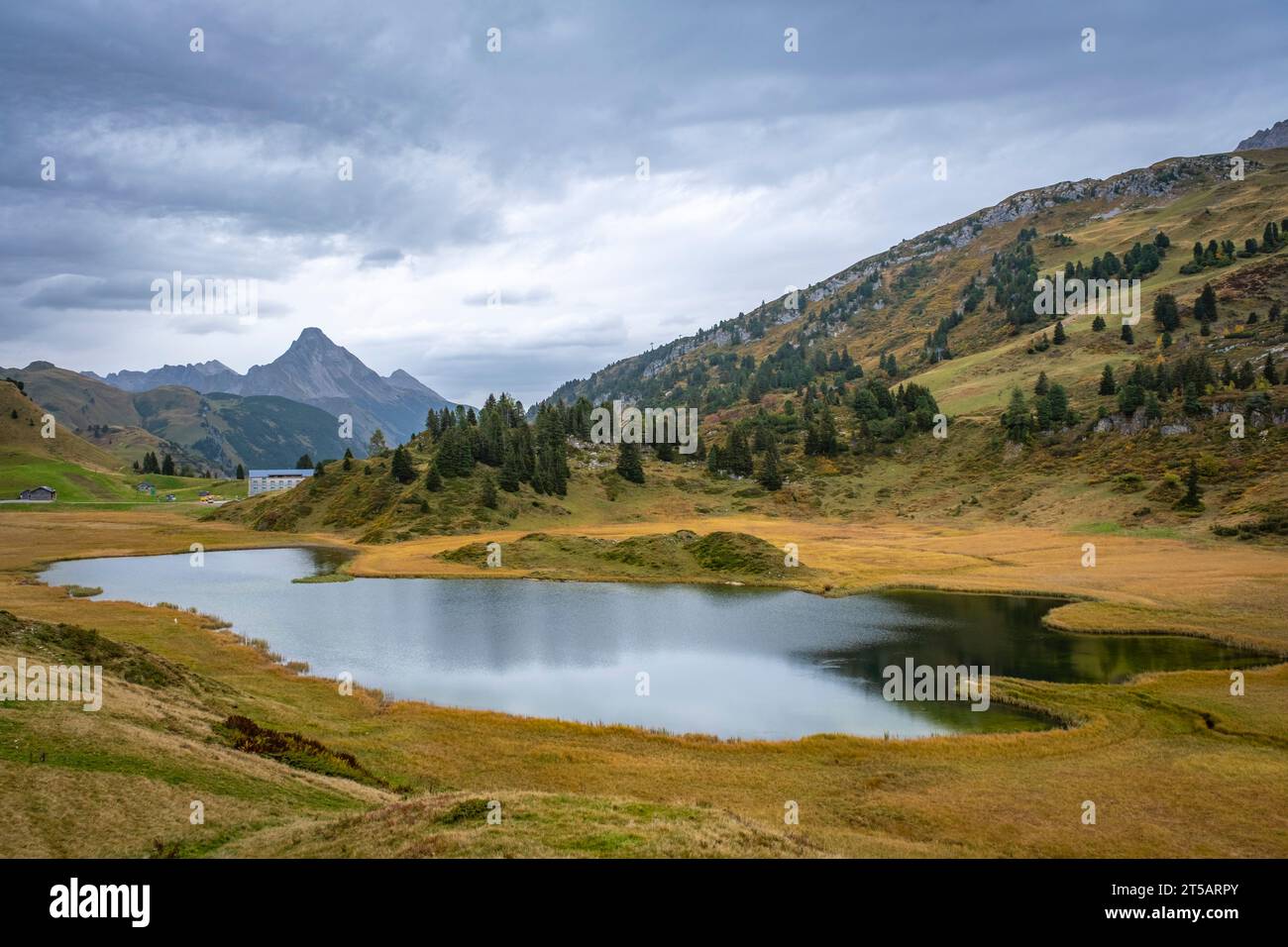 Spaziergang entlang der Kalbelesee in den Alpen in Österreich Stockfoto