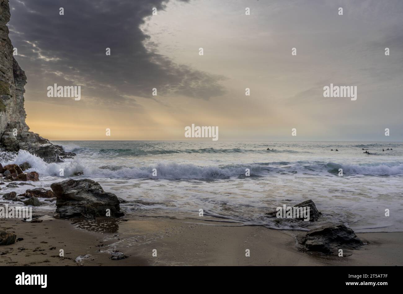 Surfer genießen die abendlichen Wellen am Perranporth Beach, Cornwall Stockfoto