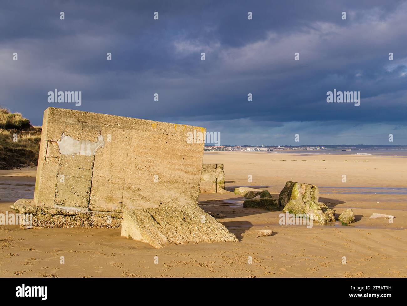 Blick auf den Strand von einem Aussichtspunkt aus dem 2. Weltkrieg am Strand in der Nähe von Fraisthorpe in East Yorkshire. In der Ferne befindet sich die Stadt Bridlington. Stockfoto