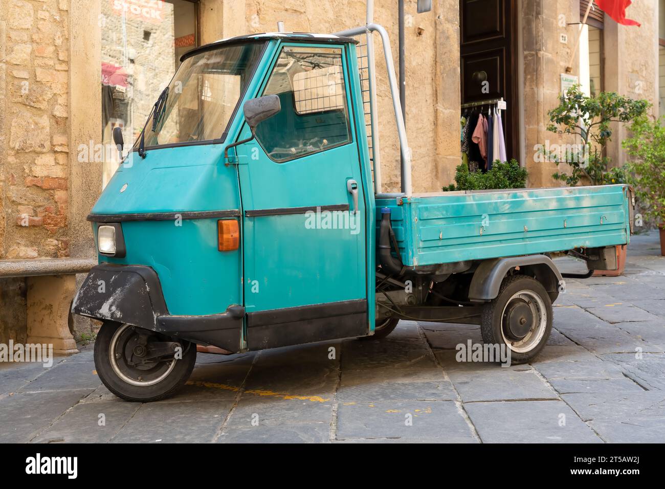 Ein hellblauer italienischer Piaggo Ape Flachbett-Van mit drei Rädern Stockfoto