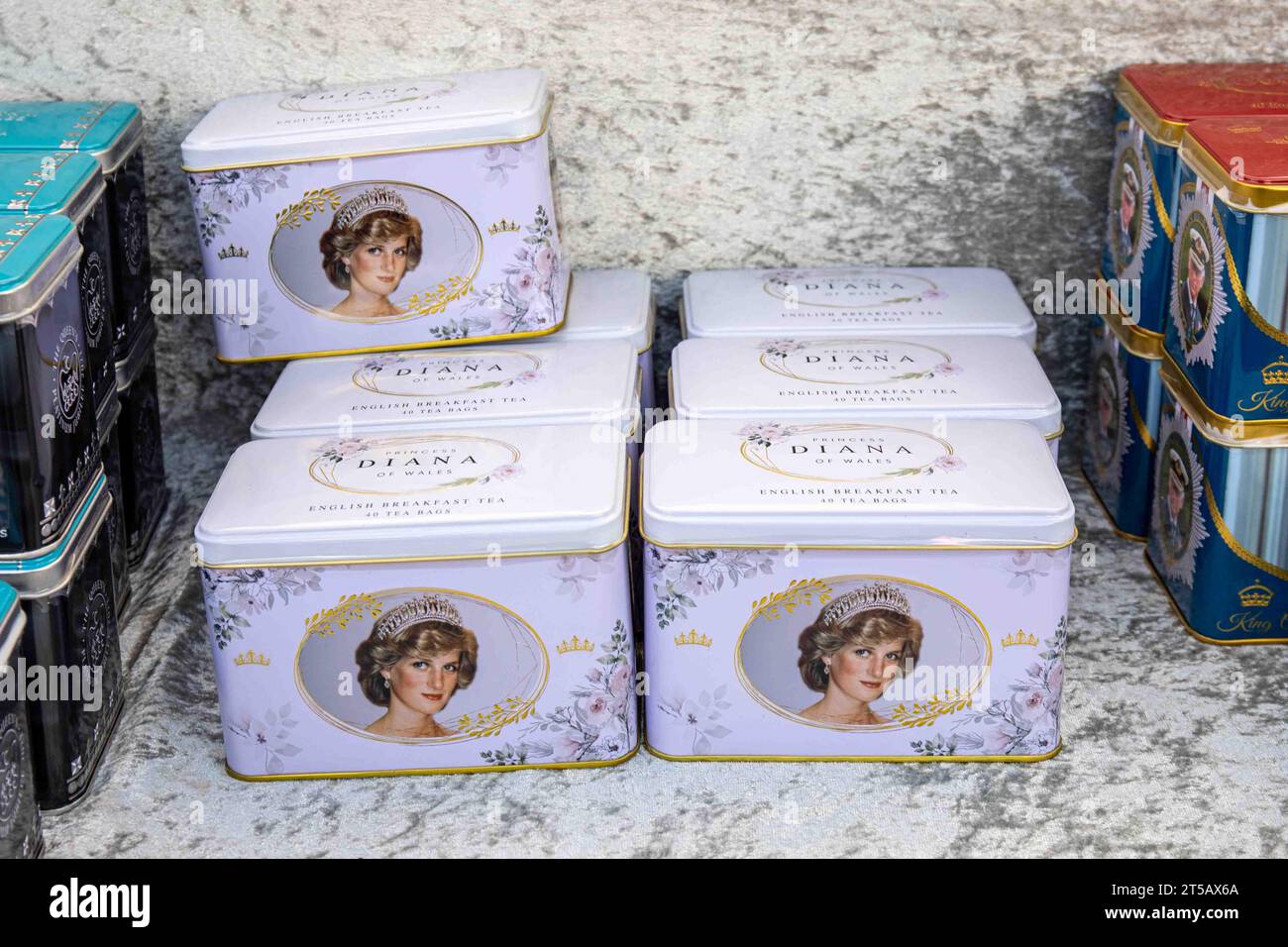 Englische Frühstücksteedosen mit dem Bild von Prinzessin Diana zum Verkauf auf dem International Grand Market in Helsinki, Finnland Stockfoto