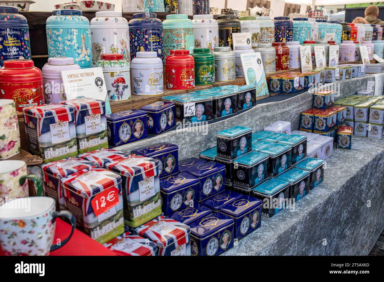 Verschiedene Teedosen zum Verkauf im Kansainväliset suurmarkkinat oder International Grand Market in Helsinki, Finnland Stockfoto