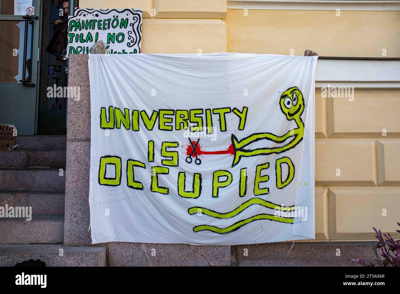 Die Universität ist besetzt. Banner am Haupteingang des Campus der Universität Helsinki während des Sitzungsprotests der Studenten in Helsinki, Finnland. Stockfoto