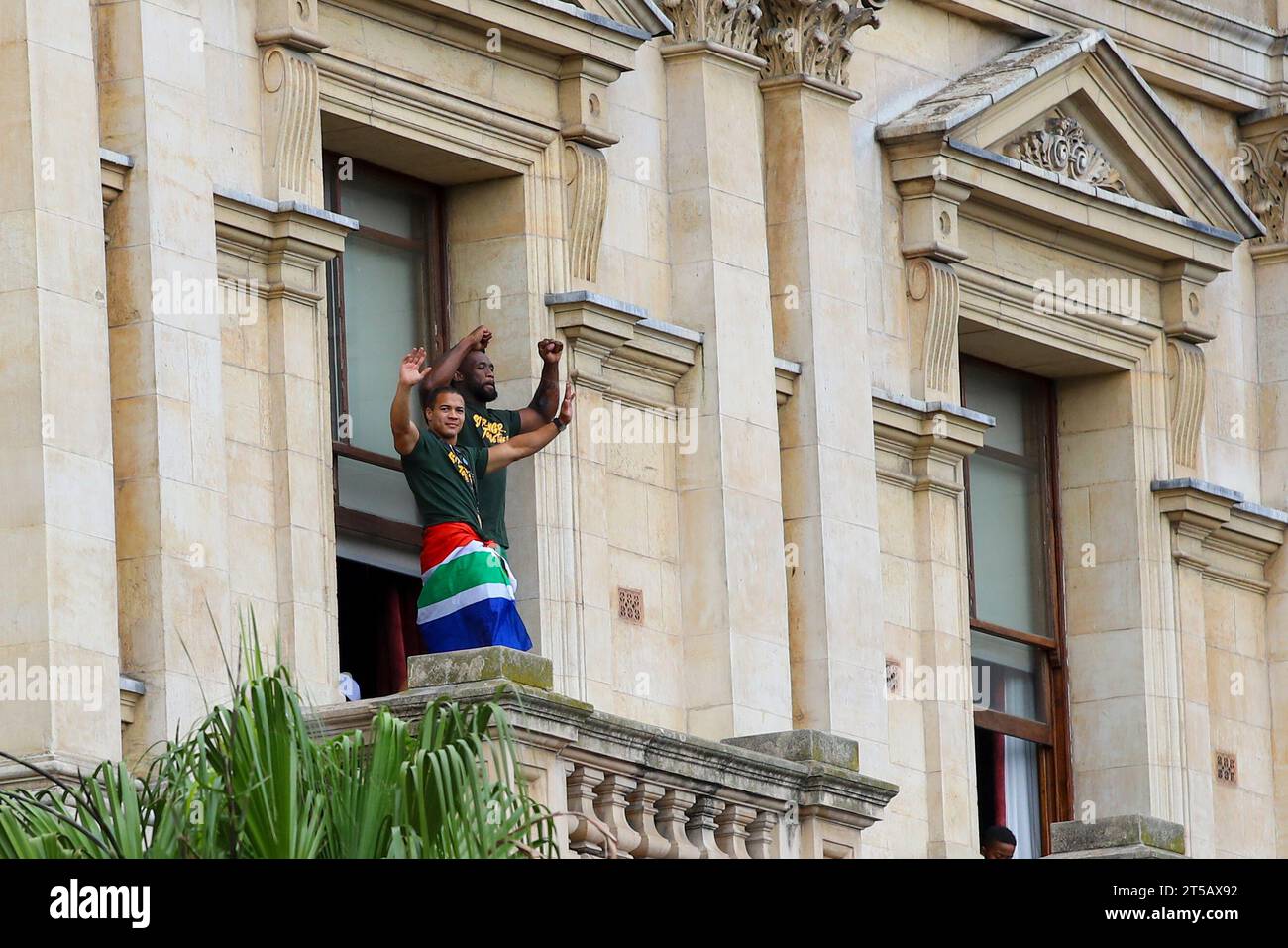 KAPSTADT, SÜDAFRIKA - 03. NOVEMBER: Cheslin Kolbe und Siya Kolisi auf dem Balkon des Rathauses winken den Menschenmassen zu, während der Springbok Trophy Tour in Kapstadt am 03. November 2023 in Kapstadt, Südafrika. Die Springboks besiegten die New Zealand All Blacks 12-11 und gewannen am Samstag, den 28. Oktober 2023, die Rugby-Weltmeisterschaft in Paris. (Foto: Roger Sedres) Stockfoto