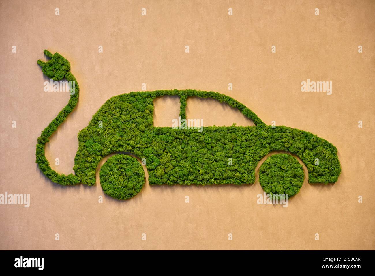 Ein E-Auto als Symbol auf einer Wand gestaltet aus Mosen. Stockfoto