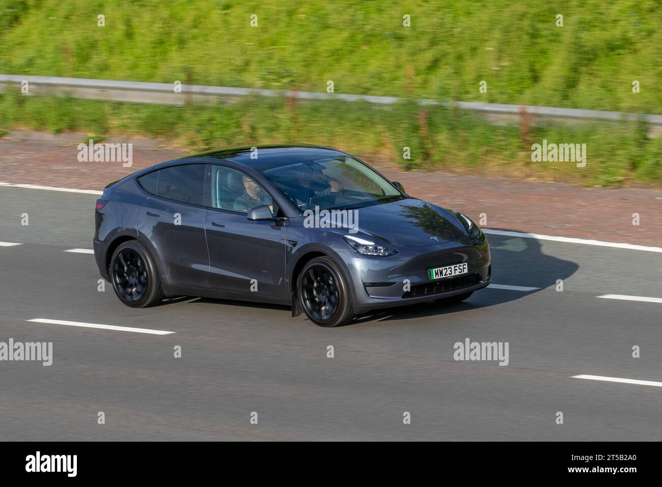 2023 Tesla Model Y Long Range AWD 75Dkwh Dual Motor Auto Grey Auto SUV Strom 373 kW Stockfoto