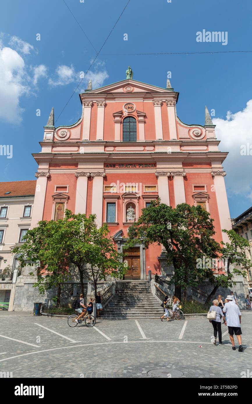 Franziskanerkirche der Verkündigung auf dem Preseren-Platz; Stadtzentrum von Ljubljana, der Hauptstadt Sloweniens 08,2019 Stockfoto