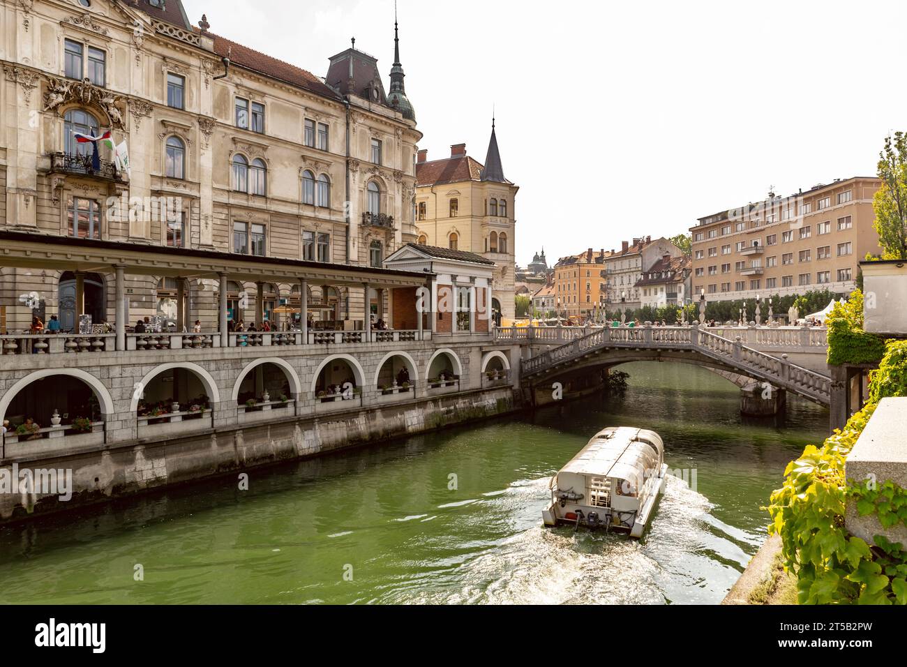 Die berühmte „Dreierbrücke“ auf dem Fluss im Zentrum von Ljubljana, der Hauptstadt Sloweniens 08,2019 Stockfoto