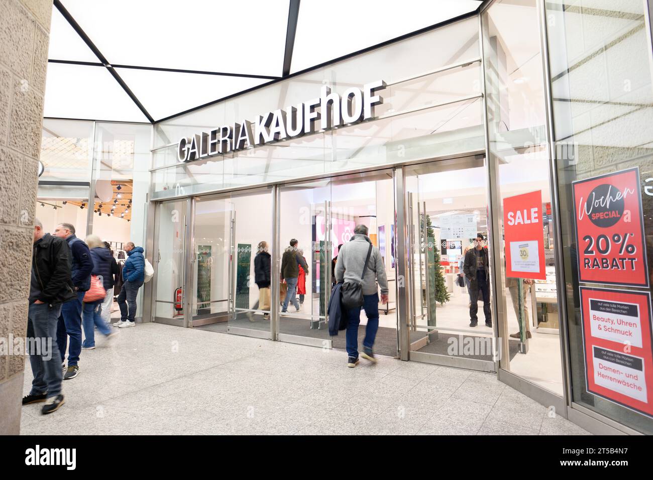 Köln, Deutschland 03. November 2023: Fußgängerverkehr an den Eingangstüren zur galeria kaufhof in köln Stockfoto