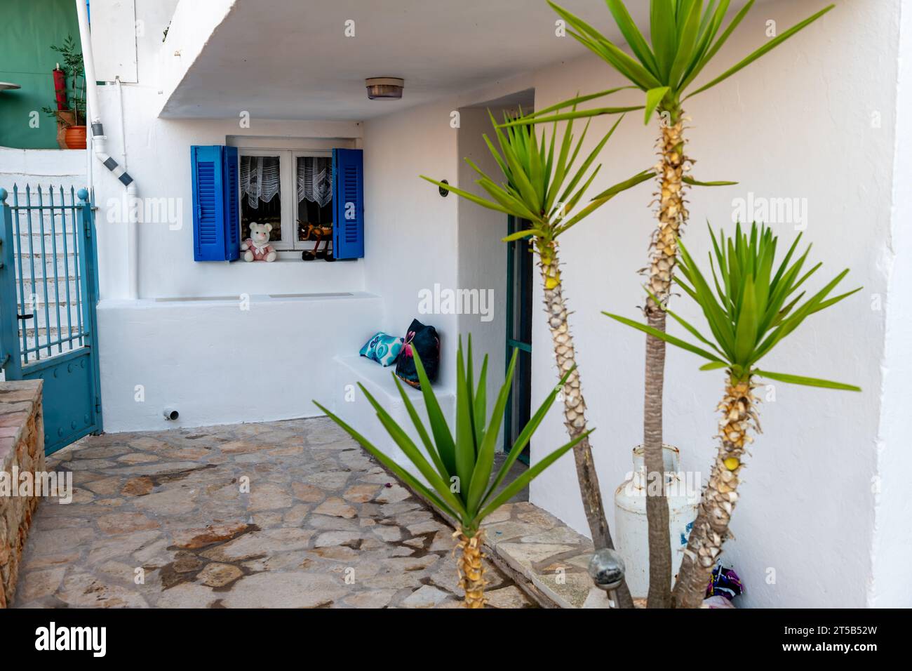 Eine mediterrane Architektur mit einem Bereich, der als Tisch und Stuhl im Freien gebaut wurde. Stockfoto