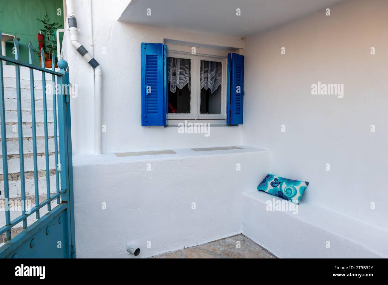 Eine mediterrane Architektur mit einem Bereich, der als Tisch und Stuhl im Freien gebaut wurde. Stockfoto