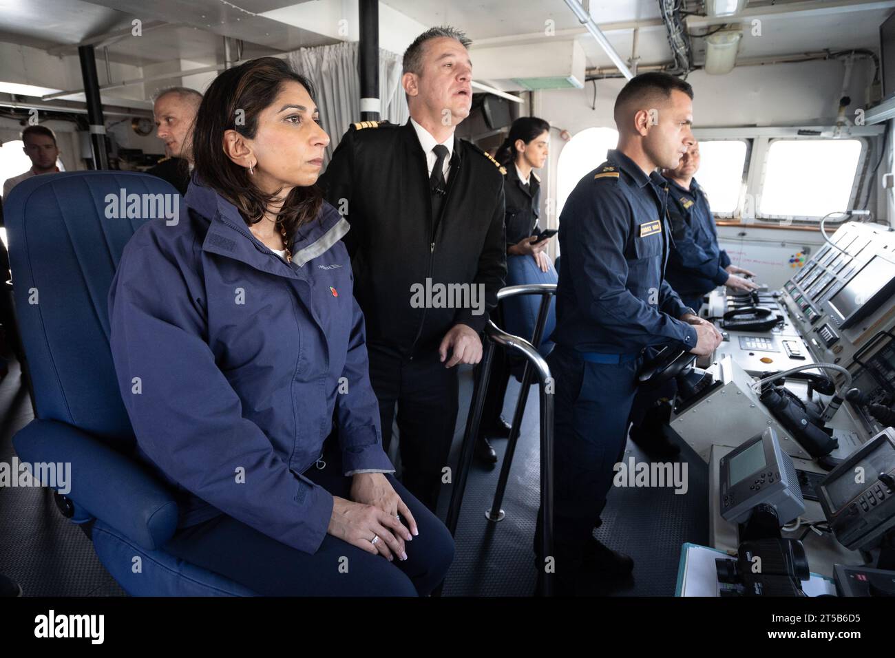 Innenministerin Suella Braverman an Bord eines offenen Patrouillenschiffs der Hellenic Coastguard Fournoi vor der Insel Samos, wo sie die Besatzung traf und sah, wie die griechischen Behörden versuchen, gegen Migrantenübergänge vorzugehen. Der Innenminister ist zu einem zweitägigen Besuch in der Region, um über Migration und Sicherheit zu sprechen. Bilddatum: Samstag, 4. November 2023. Stockfoto