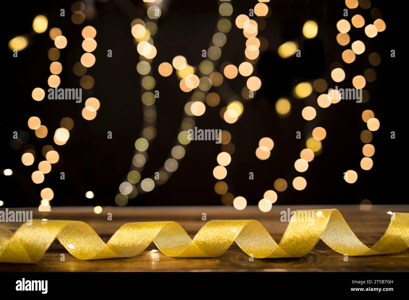 Goldenes Band, das neben verschwommenem Licht liegt Stockfoto