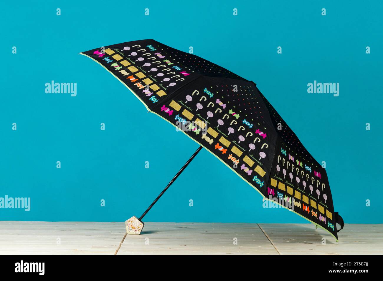 Toller schwarzer Regenschirm mit farbigen Gegenständen Stockfoto