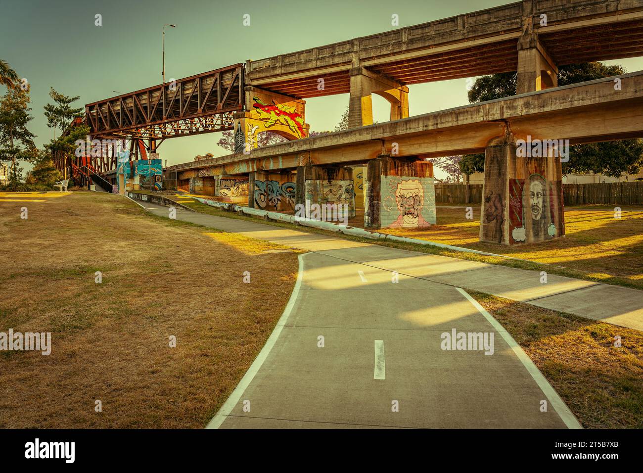 Alte Brücken mit Straßenkunstgemälden und Graffiti in Grafton, NSW, Australien Stockfoto