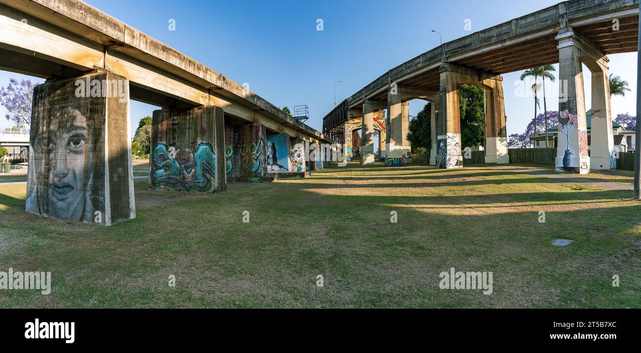 Alte Brücken mit Straßenkunstgemälden und Graffiti in Grafton, NSW, Australien Stockfoto