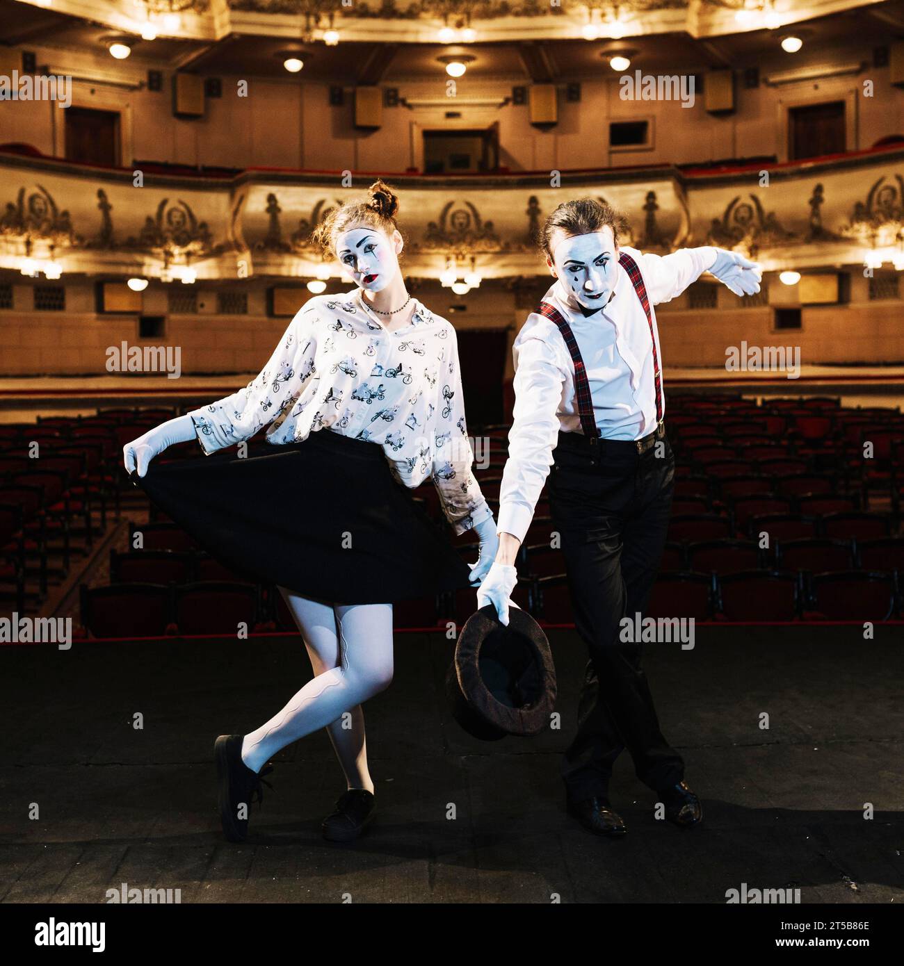 Porträtmimimime Künstler im Auditorium Begrüßung Stockfoto