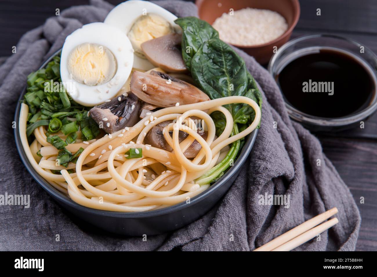 Spinat Eier Ramen leckere japanische Suppe Stockfoto