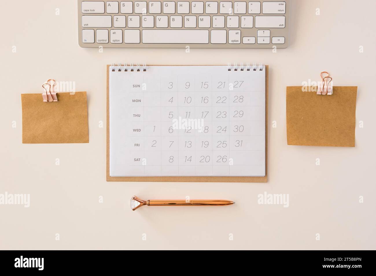 Schreibtischkalender-Notizen in der Draufsicht Stockfoto