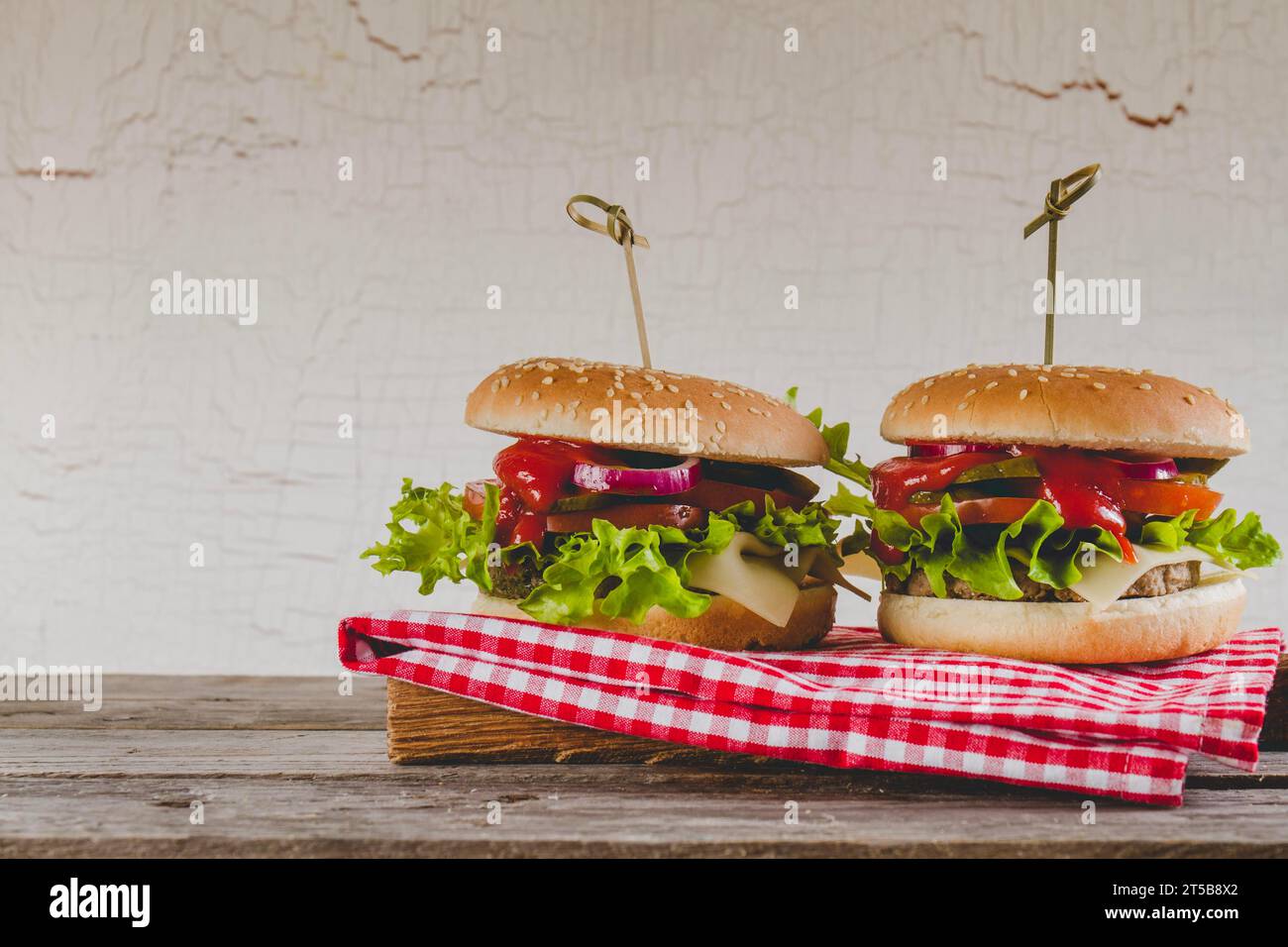 Zwei appetitliche Cheeseburger Stockfoto