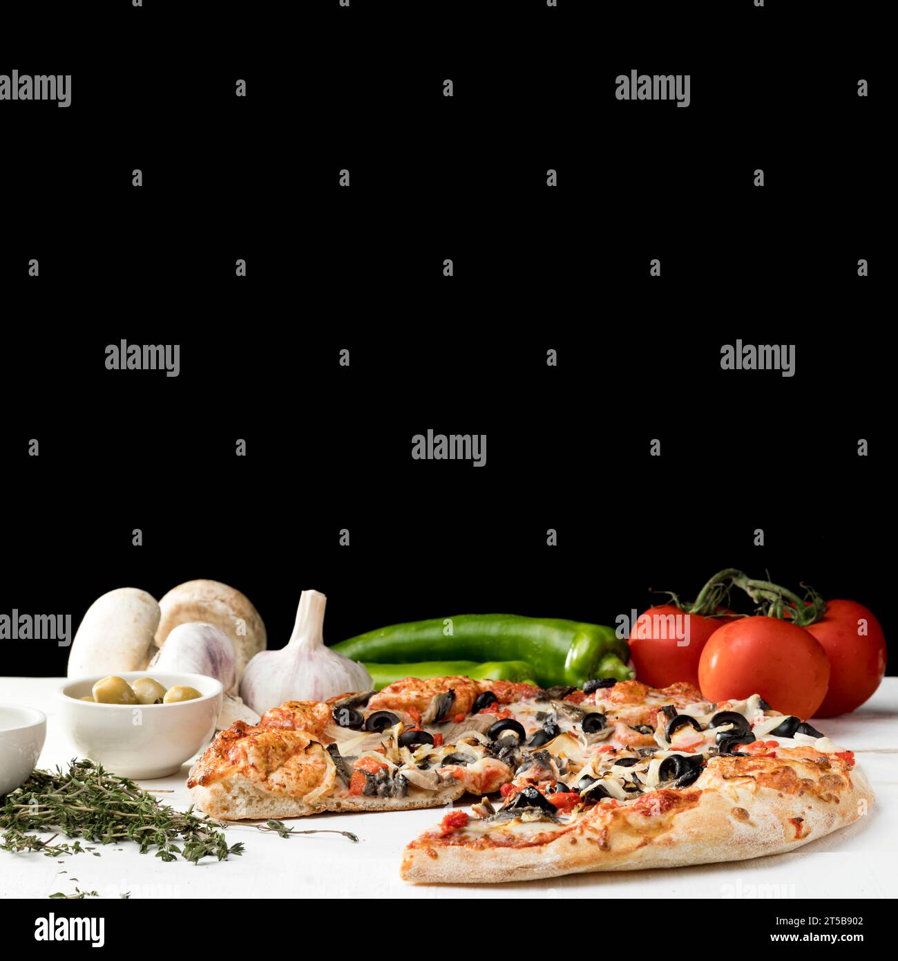 Schreibtisch mit Gemüse und Pizza Stockfoto