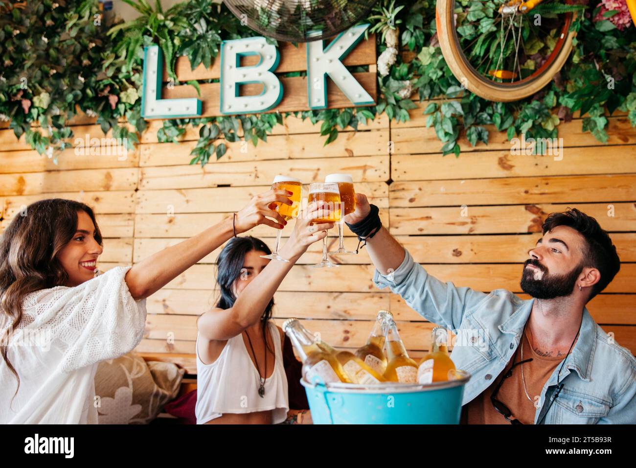 Junge Freunde, die mit Bier tosten Stockfoto