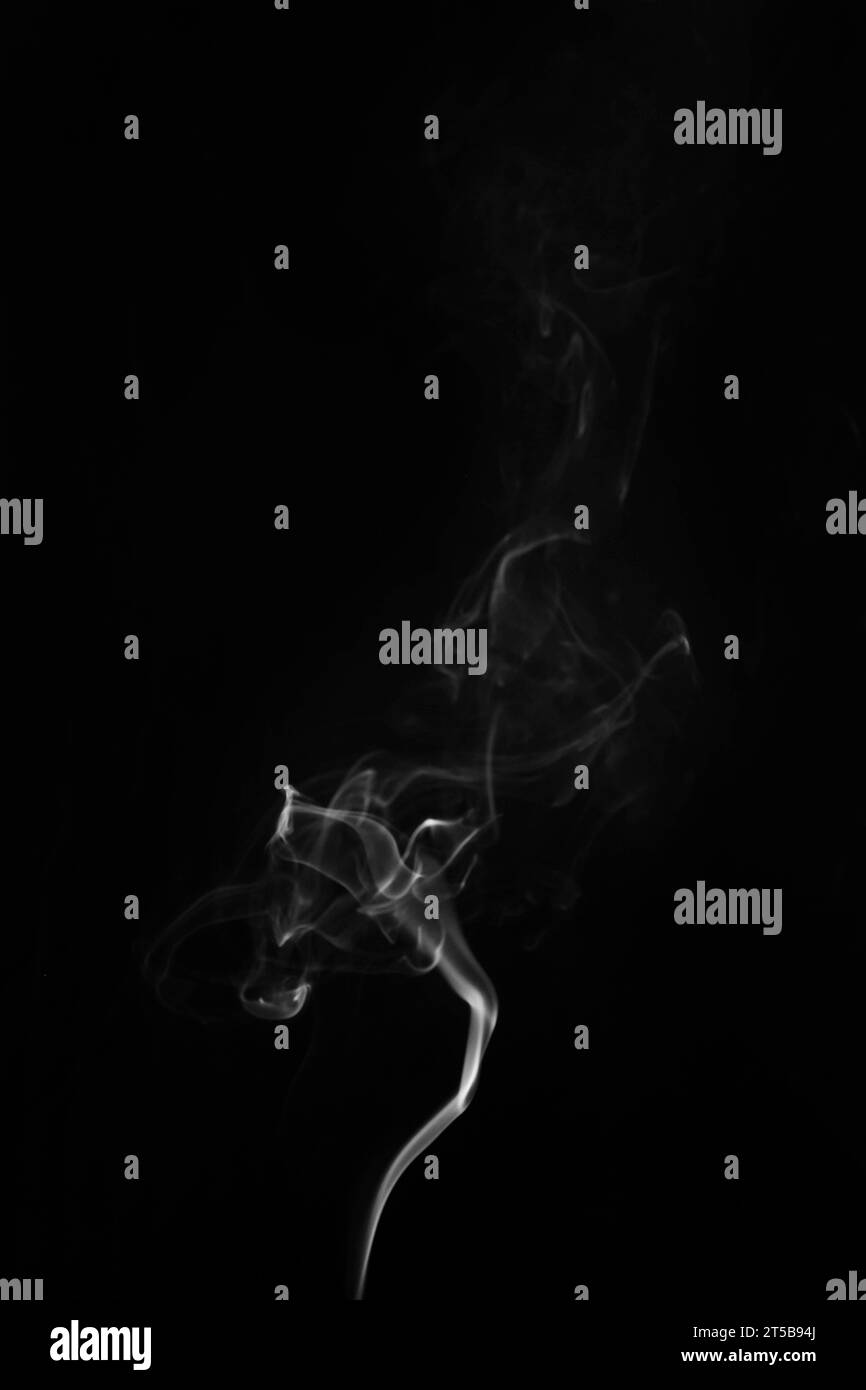 Weißer Rauch, der um schwarzen Hintergrund wirbelt Stockfoto